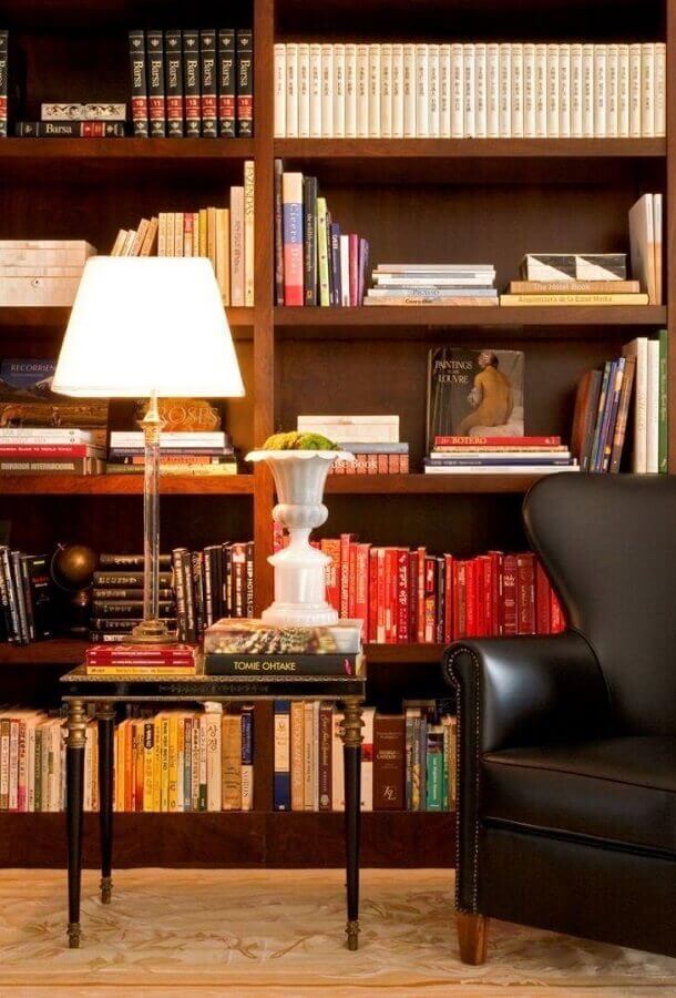 Armário para livros planejado de madeira para decoração de cantinho de leitura Foto Roberto Migotto