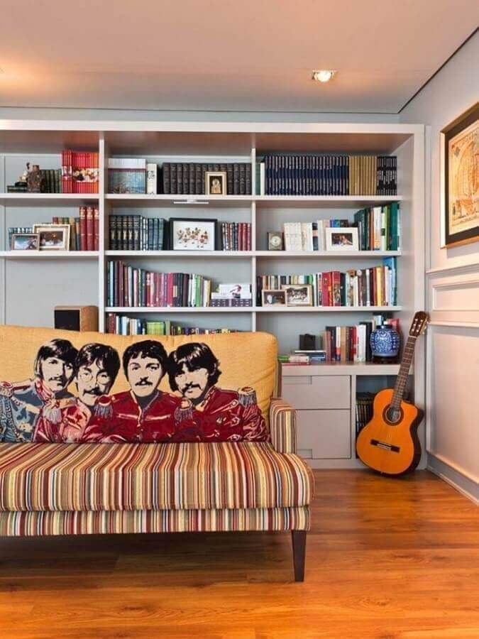 Armário para livros planejado para decoração de sala com sofa listrado Foto Roreitz
