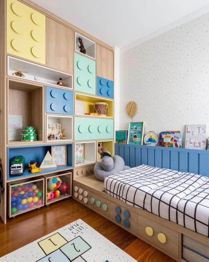 Armário planejado com portas de pecas de montar para decoração de quarto colorido infantil Foto Decor Petit