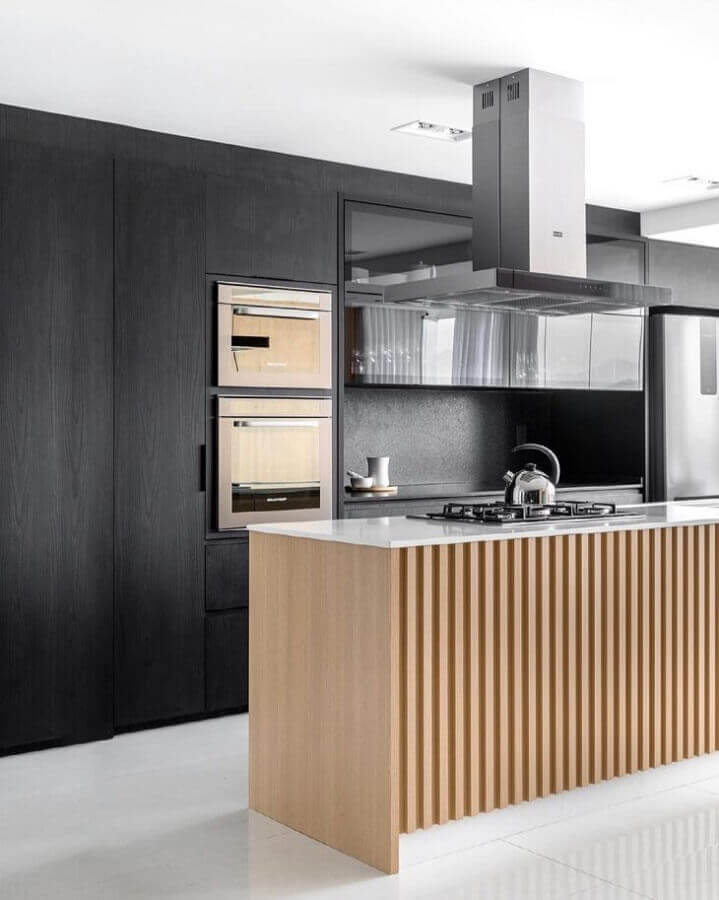 Armário planejado preto para decoração de cozinha de luxo com ilha de madeira Foto Viva Arquitetura