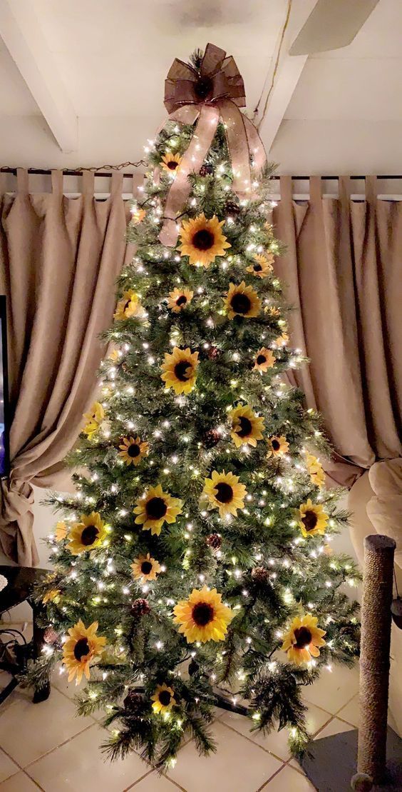 Árvore decorada com girassois e laços para árvore de natal no topo