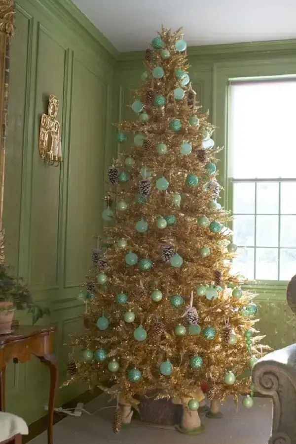 As bolas verdes se destacam na decoração árvore de natal dourada. Fonte: Martha Stewart