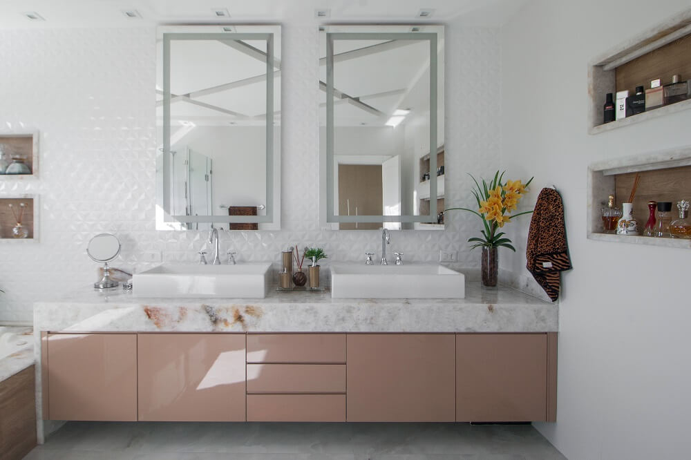 As duas cubas e espelhos do banheiro trazem praticidade para o dia a dia do casal. Fonte: Gustavo Bresciani