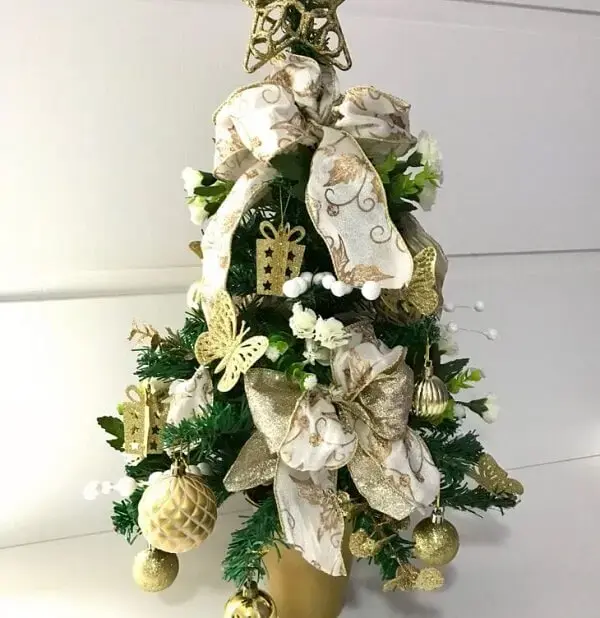 As fitas decoram a árvore de natal dourada e branco. Fonte: Atelie Rose Mello