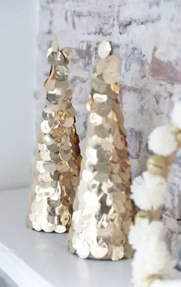 As lantejoulas podem dar vida a uma linda árvore de natal dourada. Fonte: Decor Fácil
