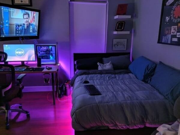 As luzes embaixo da cama trazem uma perspectiva diferente para o quarto gamer feminino. Fonte: Wattpad