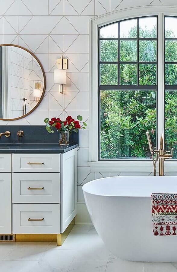 Azulejo branco para banheiro decorado com espelho redondo e banheira de imersão Foto Decor Fácil