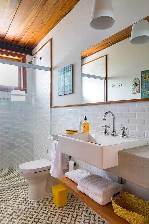 Azulejo branco para banheiro decorado com lambri de madeira para teto Foto RAP Arquitetura e Interiores