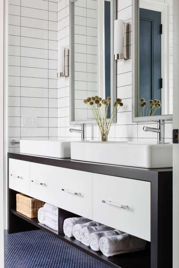 Azulejo branco para banheiro decorado com luminária de parede Foto Homedit