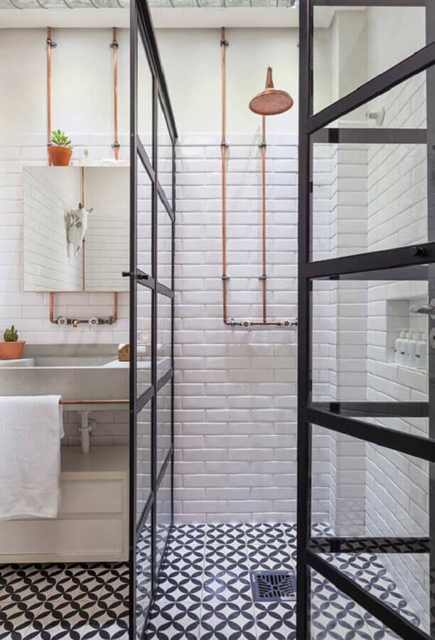 Azulejo branco para banheiro industrial decorado com piso preto e branco Foto Futurist Architecture