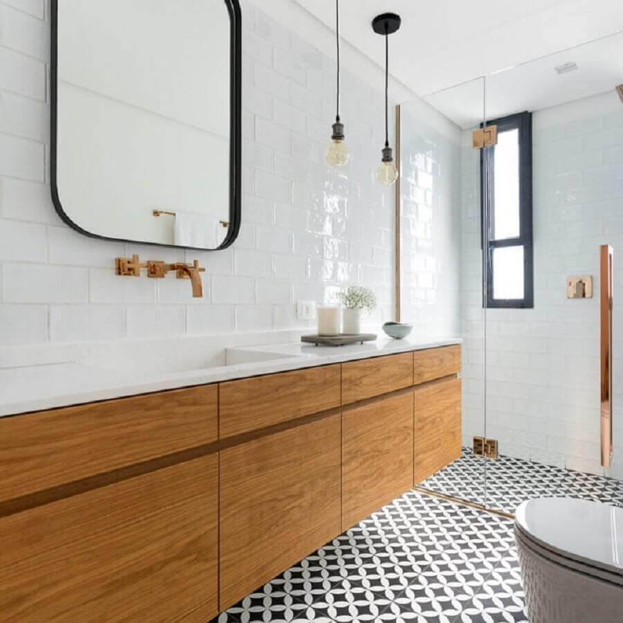 Azulejo branco para banheiro moderno decorado com gabinete suspenso de madeira Foto Simone Meirelles Arquitetura