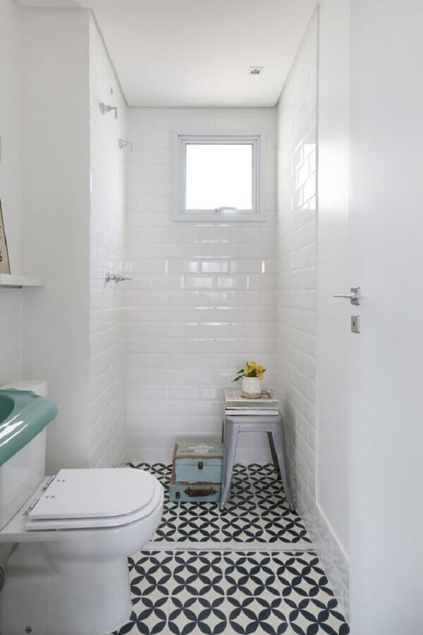 Azulejo branco para banheiro pequeno decorado com piso preto e branco Foto Archtrends