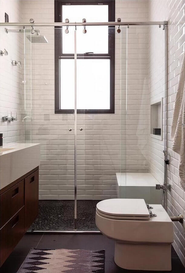 Azulejo branco para decoração de banheiro simples com piso preto Foto Andrea Murao
