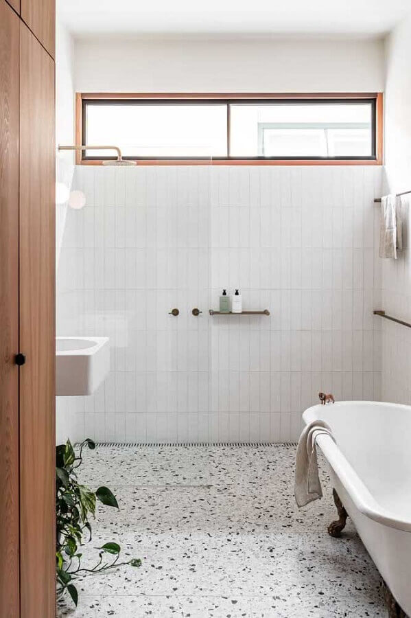 Azulejo para banheiro branco decorado com box de vidro e banheira de imersão Foto Lunchbox Architect