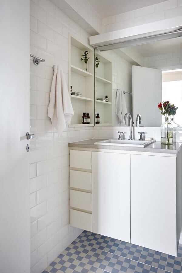Azulejo para banheiro branco decorado com gabinete suspenso Foto Homify