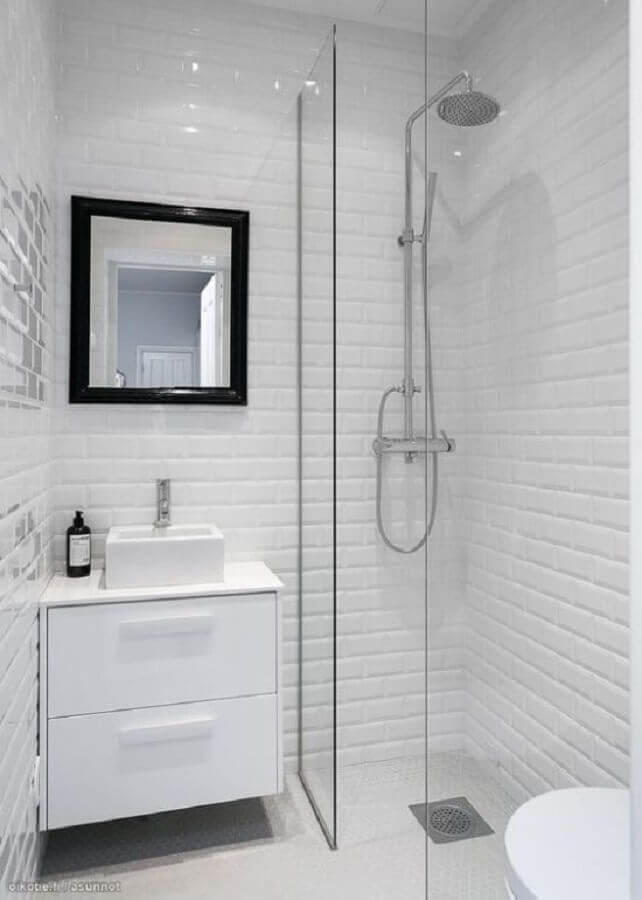 Azulejo tijolinho branco para decoração de banheiro pequeno Foto Voglia di Ristrutturare