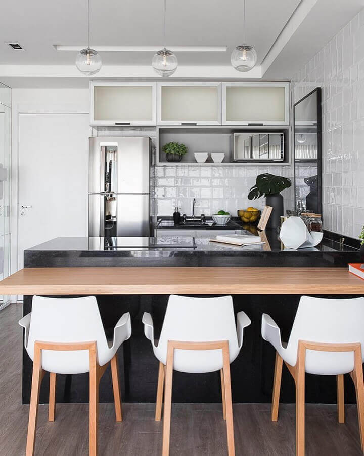 Azulejo tijolinho branco para decoração de cozinha aberta pequena Foto Sesso e Dalanezi Arquitetura