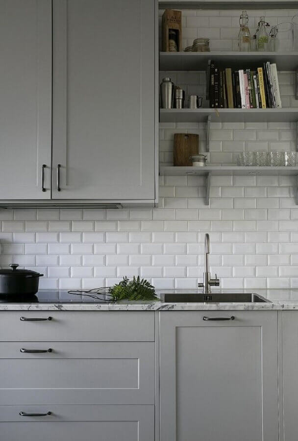 Azulejo tijolinho branco para decoração de cozinha cinza clássica Foto Coco Lapine Design