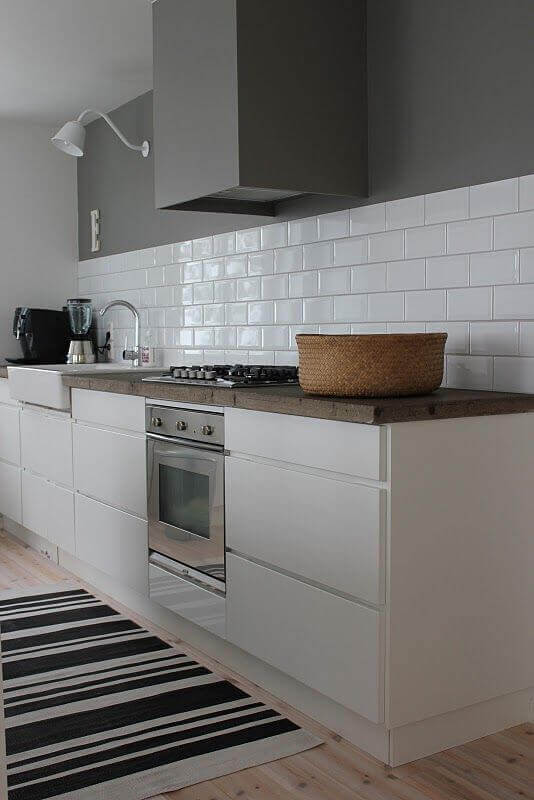 Azulejo tijolinho branco para decoração de cozinha simples com gabinete planejado Foto Homedit