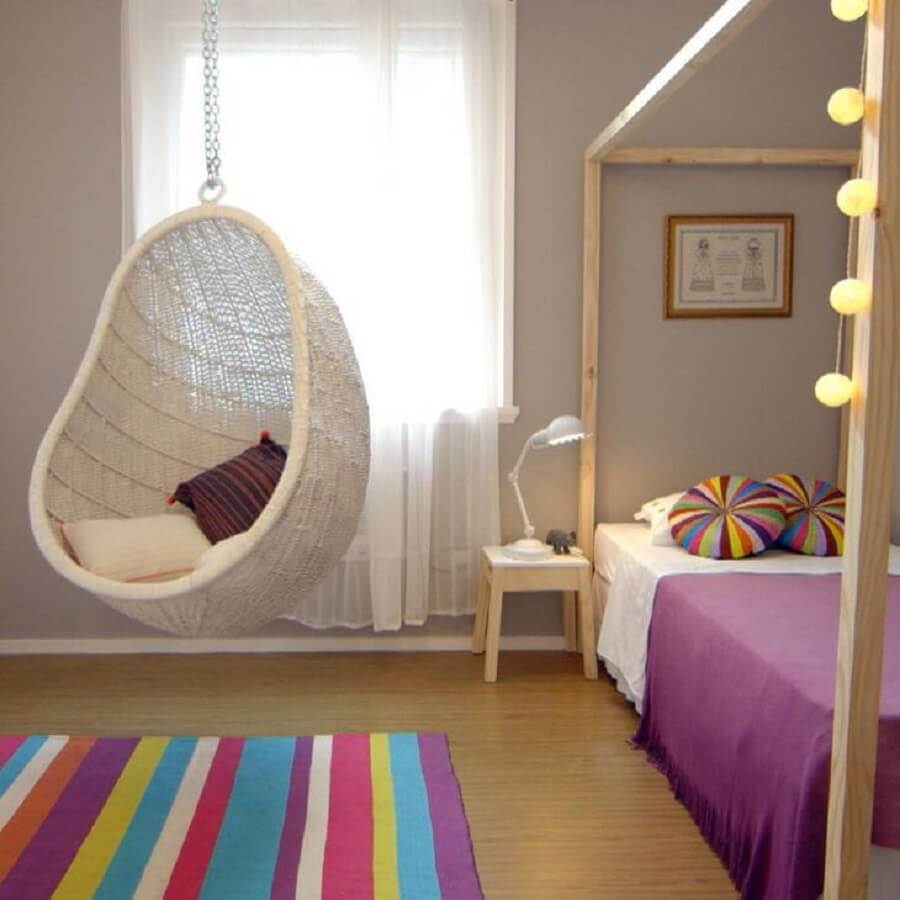 Balanço suspenso para decoração de quarto infantil colorido com tapete listrado Foto In Ex Arquitetura