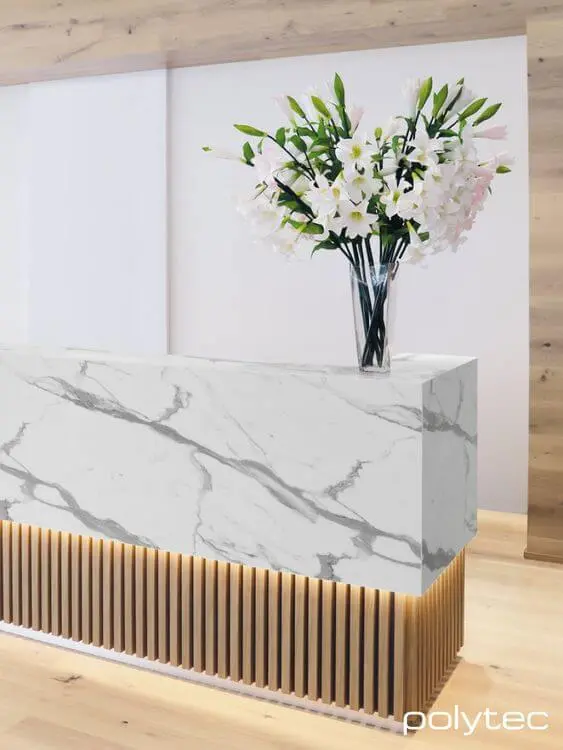 Balcão de mármore branco e cinza e madeira para sala de espera luxuosa