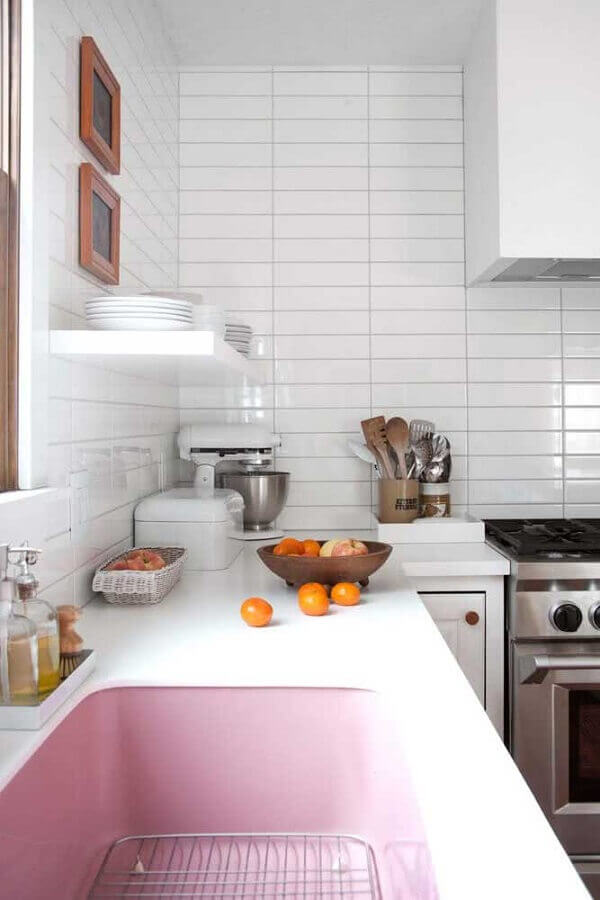 Bancada de canto para cozinha decorada com azulejo branco Foto Decor Fácil
