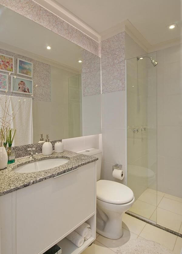 Banheiro branco com pia de mármore cinza