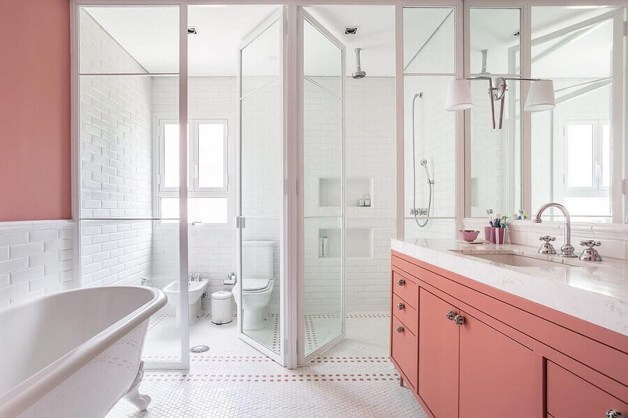 banheiro branco e rosa decorado com banheira de imersão e azulejo tijolinho branco Foto Suite Arquitetos