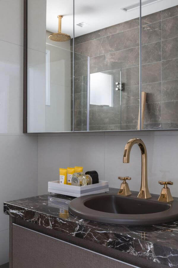 Banheiro cinza com cuba de embutir e pia de mármore cinza