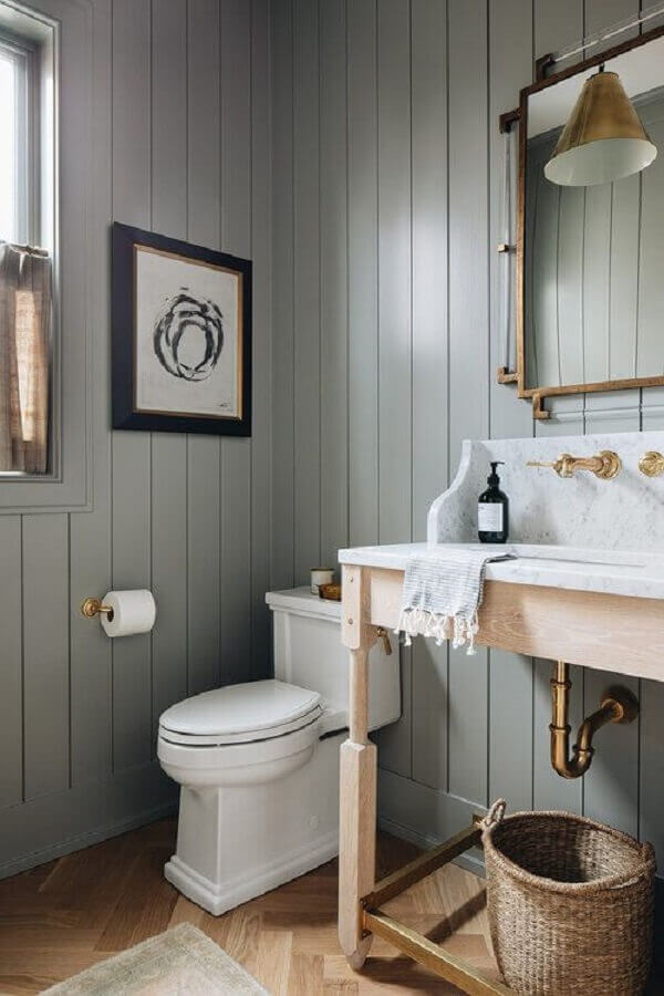 Banheiro cinza simples decorado com parede de lambri de madeira Foto Better Homes and Gardens
