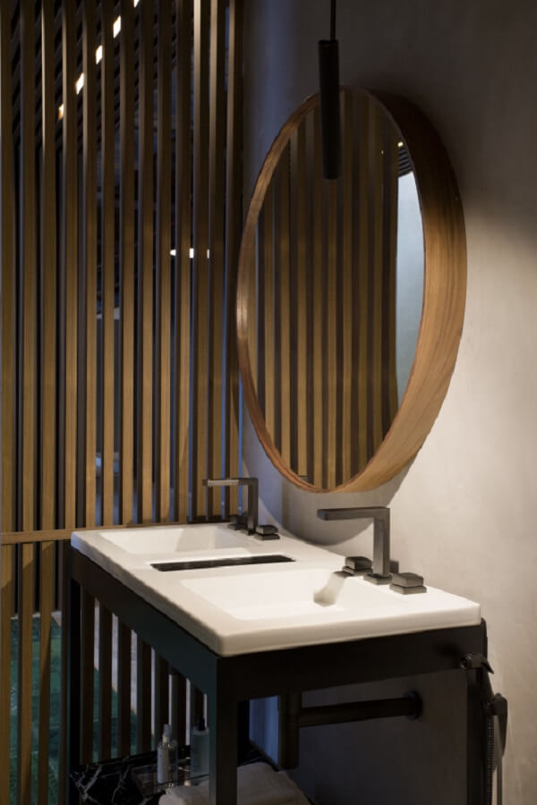 Banheiro com cuba dupla e espelho redondo