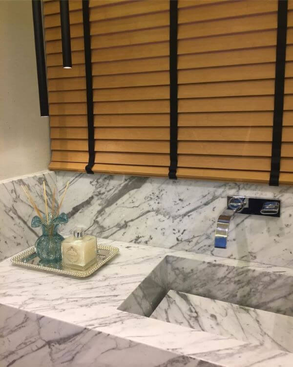 Banheiro com mármore cinza