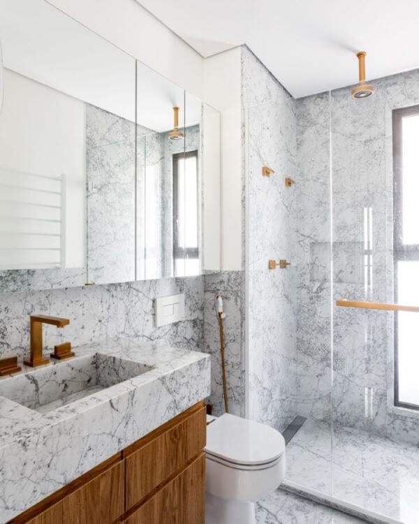 Banheiro com mármore cinza e armário de madeira