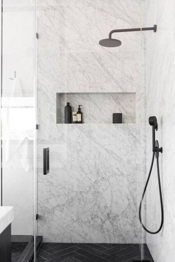 Banheiro com mármore cinza e piso preto