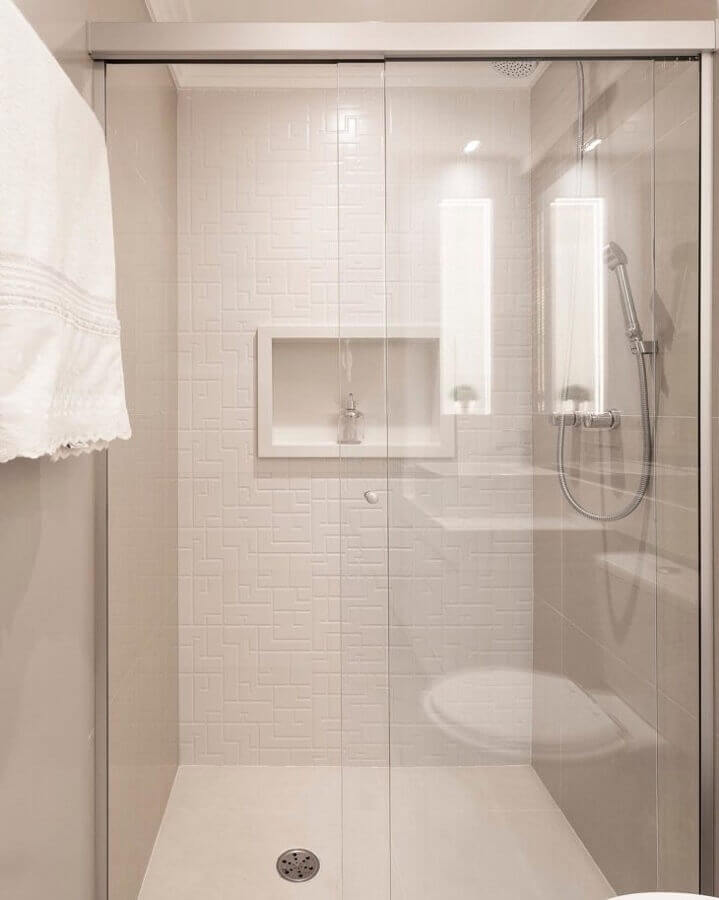 Banheiro decorado com azulejo branco e box de vidro Foto Monise Rosa