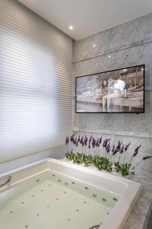Banheiro grande com parede revestida com mármore cinza