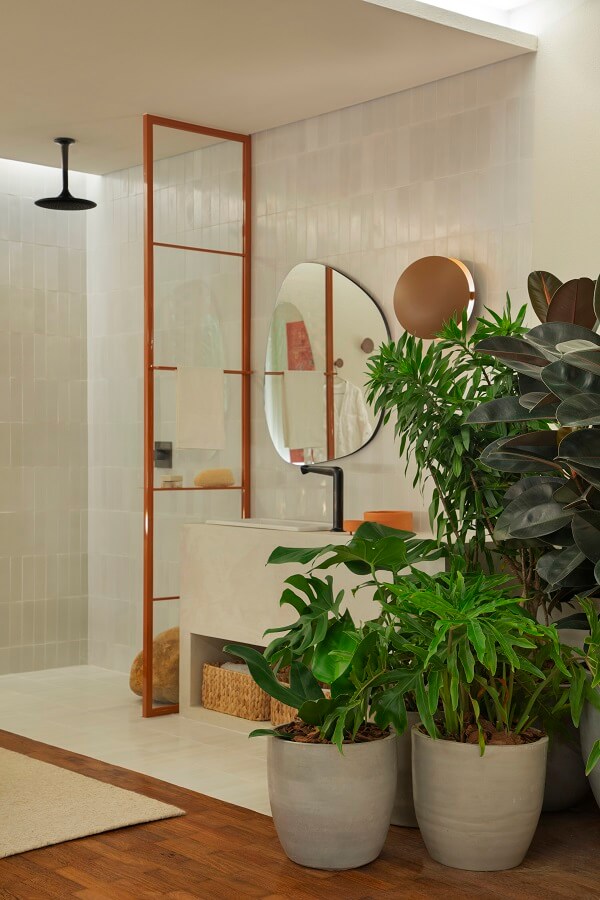 Banheiro moderno com torneira preta e espelho orgânico