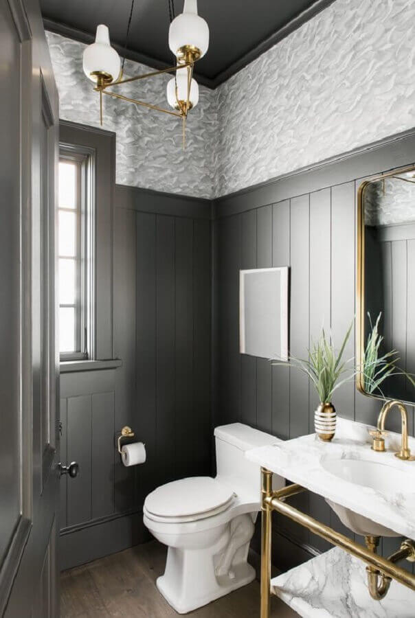 Banheiro pequeno decorado com parede de lambri de madeira pintado de cinza Foto Better Homes and Gardens