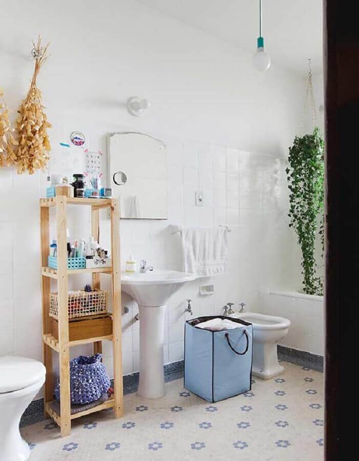 Banheiro simples decorado com azulejo branco e piso antigo Foto Homedit