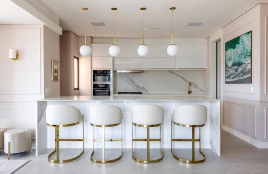 Banqueta moderna para decoração de cozinha de luxo em cores claras Foto Delpizzo Arquitetura
