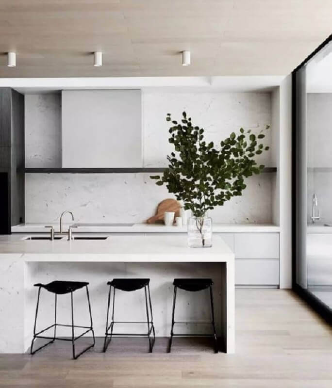  Banqueta preta moderna para decoração de cozinha de luxo com ilha branca Foto Futurist Architecture