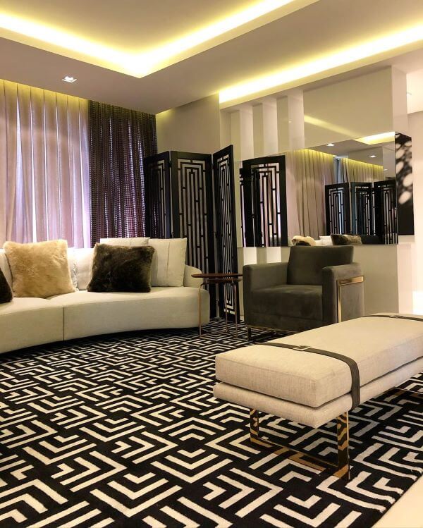 Biombo decorativo preto com sofá curvo branco