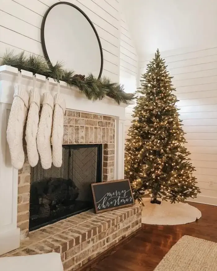 Botinhas de tecido e árvore de natal decorada dourada. Fonte: Heather Casa