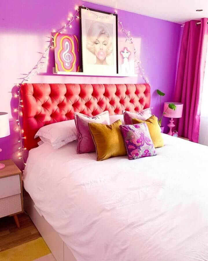 Cabeceira capitonê rosa para decoração de quarto colorido feminino com parede roxa Foto Rachael Haven Hand Designs