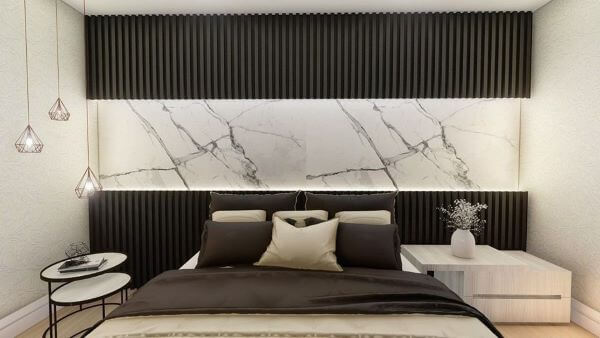 Cabeceira ripada preta com detalhe em mármore branco na parede 