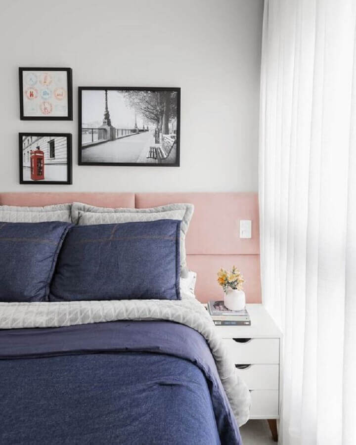 Cabeceira rosa bebe para decoração de quarto de casal pequeno Foto Decor Fácil