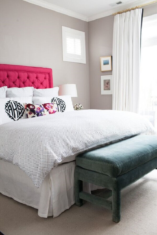 Cabeceira rosa capitonê para quarto de casal decorado com recamier cinza Foto Style Me Pretty
