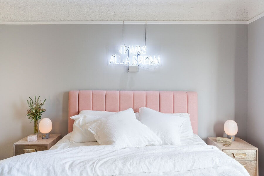 Cabeceira rosa clara para quarto clean decorado com letreiro neon Foto Home Polish