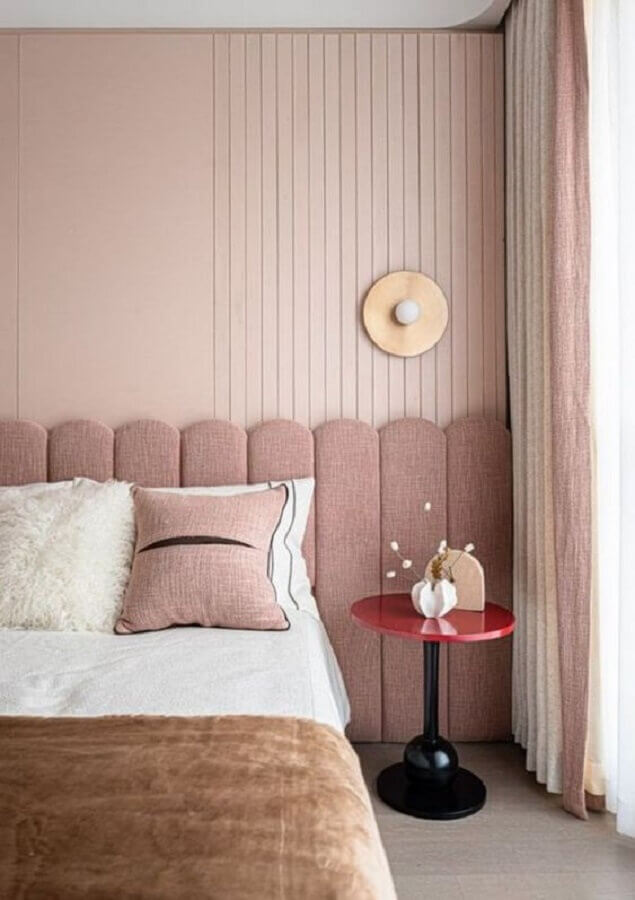Cabeceira rose planejada para decoração de quarto de casal moderno Foto Ottiu Beyond Upholstery