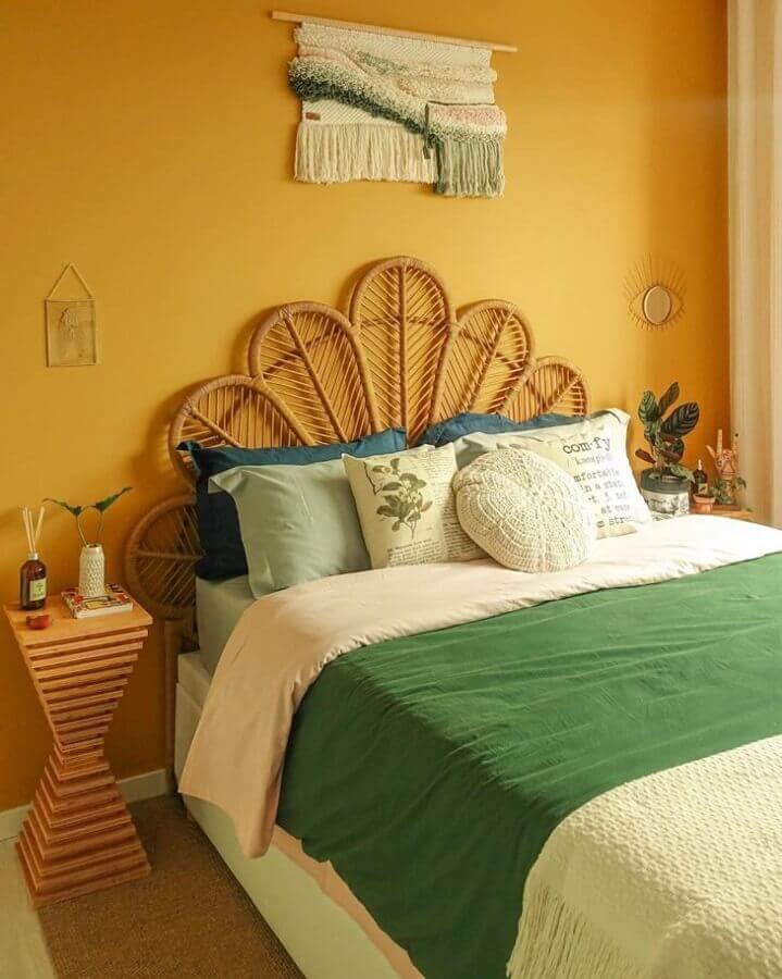 Cabeceira rustica para decoração de quarto colorido de casal Foto Karla Amadori